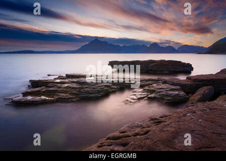 Klassische Ansicht über die Black Cuillin Hills von Elgol, Isle Of Skye. Dies erfolgte kurz nach Sonnenuntergang. Stockfoto