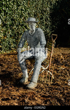 "Der Gärtner" eine Derek Kinzett Draht Skulptur in Newstead Abbey, Nottinghamshire, England. Am 1. März 2015. Stockfoto