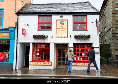 die wilde Erdbeere Café in Keswick Westen Cumbria mit 2 Personen, Blick auf die Speisekarte außerhalb an einem nassen Wintertag Stockfoto