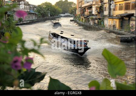 Boot-Beschleunigung auf San Saep Kanal in Bangkok, Thailand Stockfoto