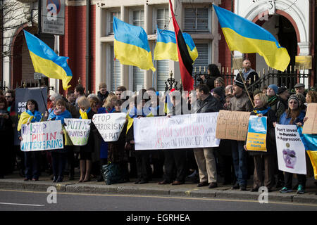 Russische Botschaft, London 1. März 2015. Ukrainer protestieren gegen Präsident Putin und die anhaltende russische Intervention in der Ukraine gegenüber der russischen Botschaft in London. Bildnachweis: Sebastian Remme/Alamy Live-Nachrichten Stockfoto