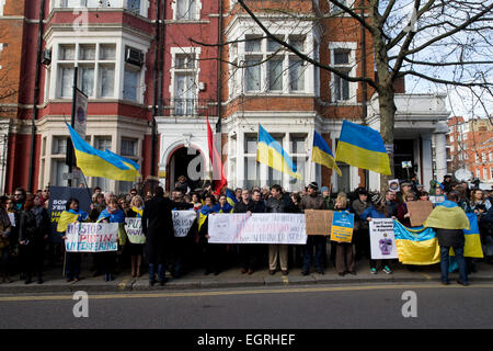 Russische Botschaft, London 1. März 2015. Ukrainer protestieren gegen Präsident Putin und die anhaltende russische Intervention in der Ukraine gegenüber der russischen Botschaft in London. Bildnachweis: Sebastian Remme/Alamy Live-Nachrichten Stockfoto