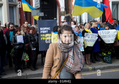 Russische Botschaft, London 1. März 2015. Ukrainer protestieren gegen Präsident Putin und die anhaltende russische Intervention in der Ukraine gegenüber der russischen Botschaft in London. Bildnachweis: Sebastian Remme/Alamy Live-Nachrichten Stockfoto