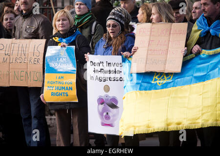 Russische Botschaft, London 1. März 2015. Ukrainer protestieren gegen Präsident Putin und die anhaltende russische Intervention in der Ukraine gegenüber der russischen Botschaft in London. Bildnachweis: Sebastian Remme/Alamy Live-Nachrichten Stockfoto