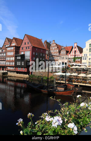 Häuser am Stintmarkt im alten Hafen Viertel, Lüneburg, Lüneburg, Niedersachsen, Deutschland, Europa Stockfoto