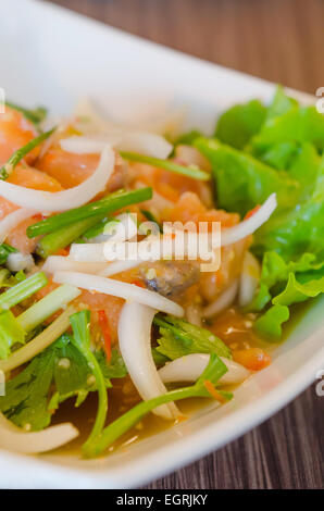 Würziger Lachs Salat mit verschiedenem Gemüse und Kräuter Stockfoto