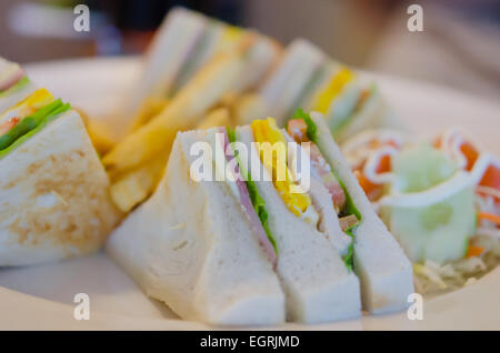 Leckere Club-Sandwich mit Pommes bei einem Abendessen Stockfoto