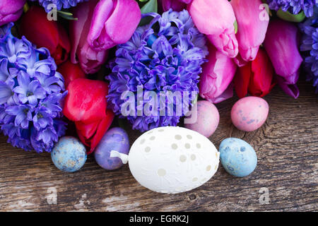 Ostereier mit Tulpen und Hyazinthen Stockfoto