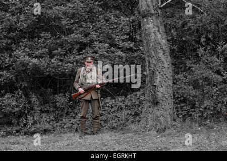 Lebende Historiker: Manchester Regiment in britischen Muster Service Kleid 1908 Gurtband, Lee Enfield Gewehr & Bajonett - Farbe auf BW Stockfoto