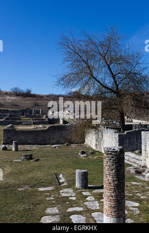 Alba Fucens (Italien) - Eine eindrucksvolle römische Ausgrabungsstätte mit Amphitheater, in einem öffentlichen Park vor Monte Velino Berg mit Schnee, Abruzzen Stockfoto