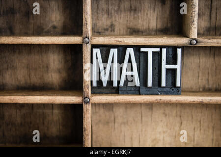 Das Wort "MATH" in Vintage Metall Buchdruck Typ in einer Holzschublade mit Teilern geschrieben. Stockfoto