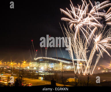 Etihad Stadium und Feuerwerk vor Bonfire Night Champions League Spiel Manchester City gegen ZSKA Moskau Stockfoto