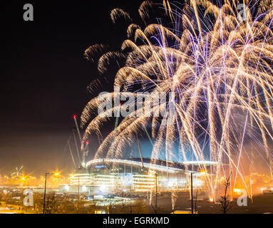 Etihad Stadium und Feuerwerk vor Bonfire Night Champions League Spiel Manchester City gegen ZSKA Moskau Stockfoto