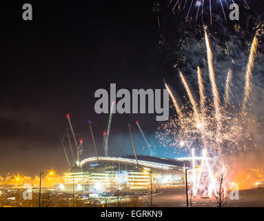 Etihad Stadium und Feuerwerk vor Bonfire Night Champions League Spiel Manchester City gegen ZSKA Moskau Stockfoto