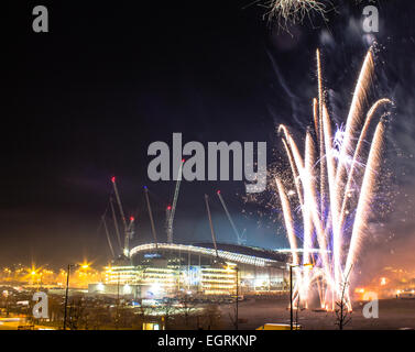 Etihad Stadium und Feuerwerk vor Bonfire Night Champions League Spiel Manchester City gegen ZSKA Moskau Stockfoto