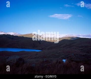 Sonnenlicht fangen Schnee bedeckt Gipfel der Fairfield St Sunday Crag Lakelandpoeten aus Easedale Tarn über Grasmere Cumbria Stockfoto