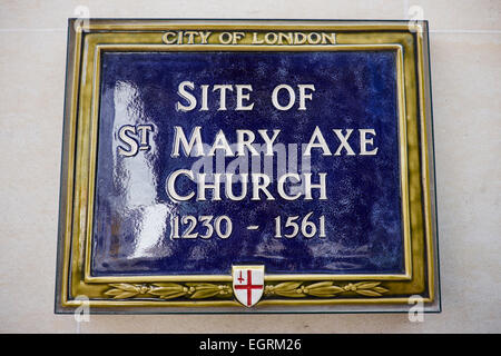 Blaue Plakette markiert den ehemaligen Standort des St Mary Axe Kirche Stadt von London UK Stockfoto