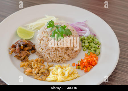 Gemischter gekochter Reis mit Garnelen paste sauce Stockfoto