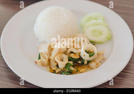 frittierten Basilikum mit Tintenfisch mit Reis serviert Stockfoto