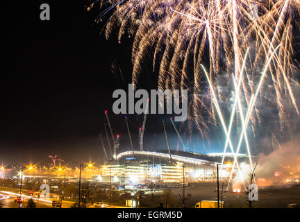 Etihad Stadium und Feuerwerk vor Bonfire Night Champions League Spiel Manchester City gegen ZSKA Moskau Stockfoto