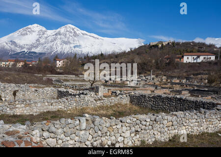 Alba Fucens (Italien) - Eine eindrucksvolle römische Ausgrabungsstätte mit Amphitheater, in einem öffentlichen Park vor Monte Velino Berg mit Schnee, Abruzzen Stockfoto