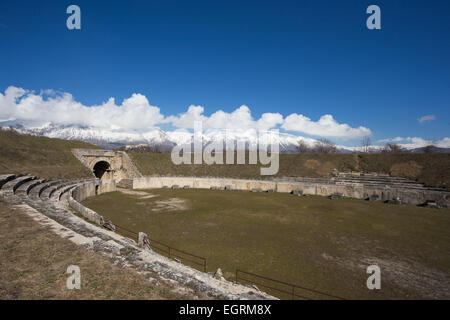 Alba Fucens (Italien) - Eine eindrucksvolle römische Ausgrabungsstätte mit Amphitheater, in einem öffentlichen Park vor Monte Velino Berg mit Schnee, Abruzzen Stockfoto