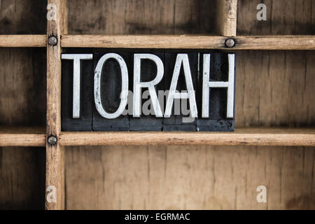 Das Wort "TORAH" in Vintage Metall Buchdruck Typ in einer Holzschublade mit Teilern geschrieben. Stockfoto