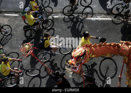 Sao Paulo, Brasilien. 1. März 2015. Menschen beteiligen sich eine Radtour in der Feier des chinesischen Lunar New Year in Sao Paulo, Brasilien, am 1. März 2015. © Rahel Patras/Xinhua/Alamy Live-Nachrichten Stockfoto
