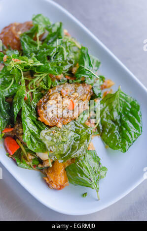 Rühren Sie eingelegte Spiegeleier mit knusprig Basilikum, Chili und Hackfleisch vom Schwein Stockfoto