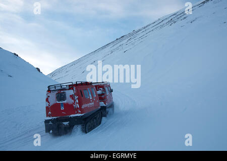 Gürtel-Wagen auf dem Weg nach Longyear Gletscher Svalbard Stockfoto