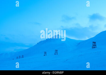 Die kalten blauen frühen Wintertag, Adventdalen außerhalb von Longyearbyen. Stockfoto