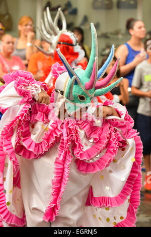 Pink und weiß maskiert Vejigante spielen während einer Parade in den Straßen von Ponce, Puerto Rico während des Karnevals 2015 Stockfoto