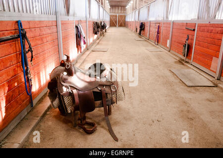 Ein Sattel wartet auf Pferde zurück im Stall montiert werden Stockfoto