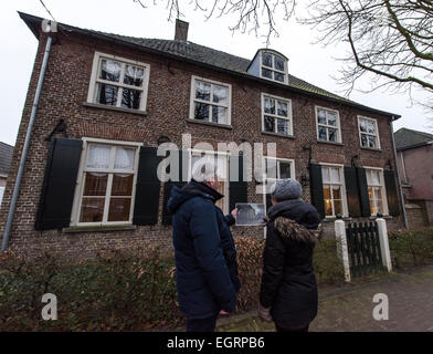 Tourist Guide zeigt einem Besucher eine Kopie des Hauses von Vincent Van Gogh vor Van Gogh Haus Nuenen Holland Niederlande Stockfoto