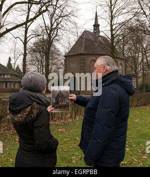 Tourist Guide zeigt einem Besucher eine Kopie der Kirche Nuenen von Vincent Van Gogh vor der Kirche von Nuenen Holland Stockfoto