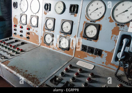 Alte elektrische Schalttafel für Pumpen mit Thompson Pumphouse, Belfast Stockfoto