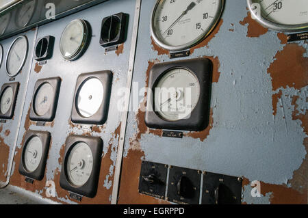 Alte elektrische Schalttafel für Pumpen mit Thompson Pumphouse, Belfast Stockfoto