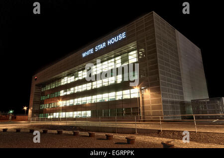 Weiße Sterne Haus in der Nacht im Wissenschaftspark Northern Irland, Belfast Stockfoto