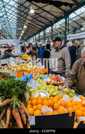 Obst und Gemüse zum Verkauf an St. Georgs Markt, Belfast Stockfoto