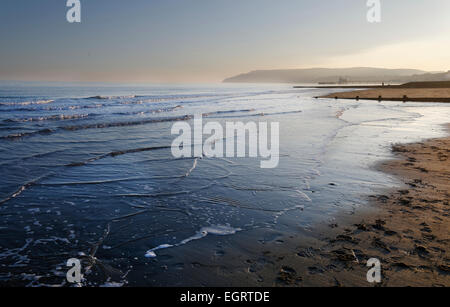 Das helle Licht beleuchtet Sandown Bay, Isle Of Wight mit dem sanften Meer Ufer plätschern. Stockfoto