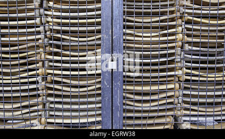 Gestapelte Holz Detail Stühle Stühle für outdoor-entertainment Stockfoto