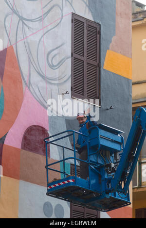 Reka, Ausrali, bei der Arbeit an seinem Wandbild - Big City Life ist ein Projekt von Stefano Antonelli und Francesca Mezzano, die mit Begeisterung von 20 Straßenkünstlern aus vielen Ländern geteilt wurde. Tor Marancia, Roma, ist eine Sozialwohnung Quartal unmittelbar nach dem zweiten Weltkrieg gebaut. Jetzt wird immer ein Freilichtmuseum mit Murales 10 x 16 Meter an den Fassaden mit dem Datensatz, die weltweit erste und größte Konzentration der zeitgenössischen Kunst Malerei in einem Gebiet so klein sein wie Tor Marancia (weniger als 1 Hektar) - Einweihung am Montag 9. März Stockfoto