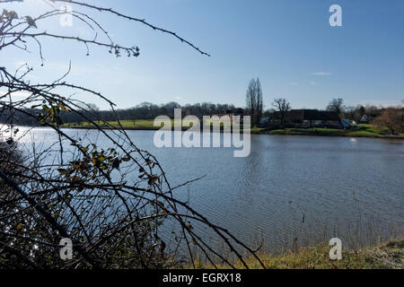 Der Teich auf der Landseite des Wootton Brücke, Isle Of Wight, UK, die eine Schleuse zum Meer enthält. Stockfoto