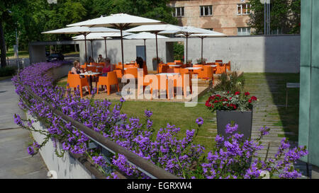 Ein Restaurant im Freien bei Kumu, ein Museum für moderne Kunst in Kadriorg Park Tallinn Estland. Stockfoto