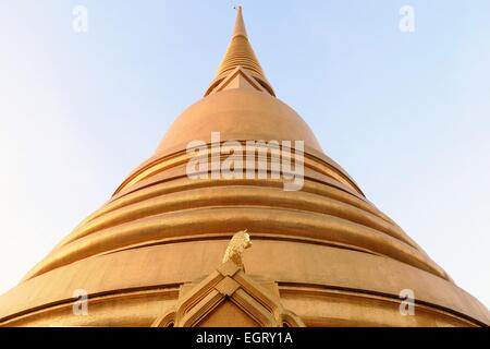 Goldene Pagode am Wat Bowonniwet, Bangkok Stockfoto