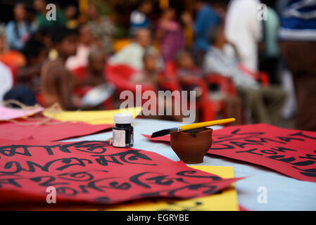 Menschen in Kalkutta protest über die Ermordung von prominenten amerikanischen Blogger Bangladeshi Herkunft Avijit Roy. Avijit Roy wurde am Donnerstag zum Tode von religiösen Extremisten gehackt. © Saikat Paul/Pacific Press/Alamy Live-Nachrichten Stockfoto