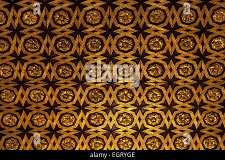 Abstrakte architektonische Dekoration, aufwendige geometrische schwarz und Gold panel, arabischen und islamischen Dekoration in der Alhambra Stockfoto