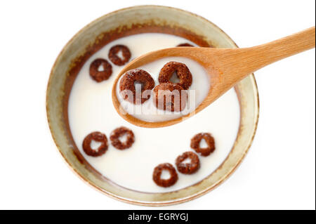 Schoko Müsli und Milch in einem Holzlöffel Stockfoto