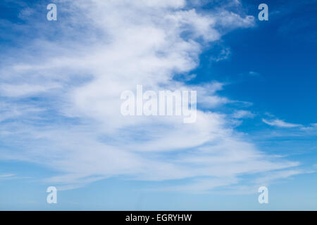 weißen geschwollene Wolkenfetzen machen eine schöne Wolkengebilde dekorieren den blauen Himmel und das Wetter vorherzusagen. Stockfoto