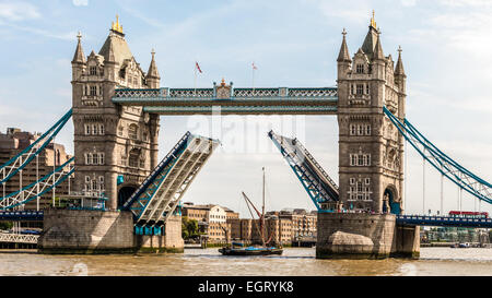 London Tower, die historische Hängebrücke in London England, öffnen, bis um ein einzelner Mast Segelboot durchlaufen lassen. Stockfoto